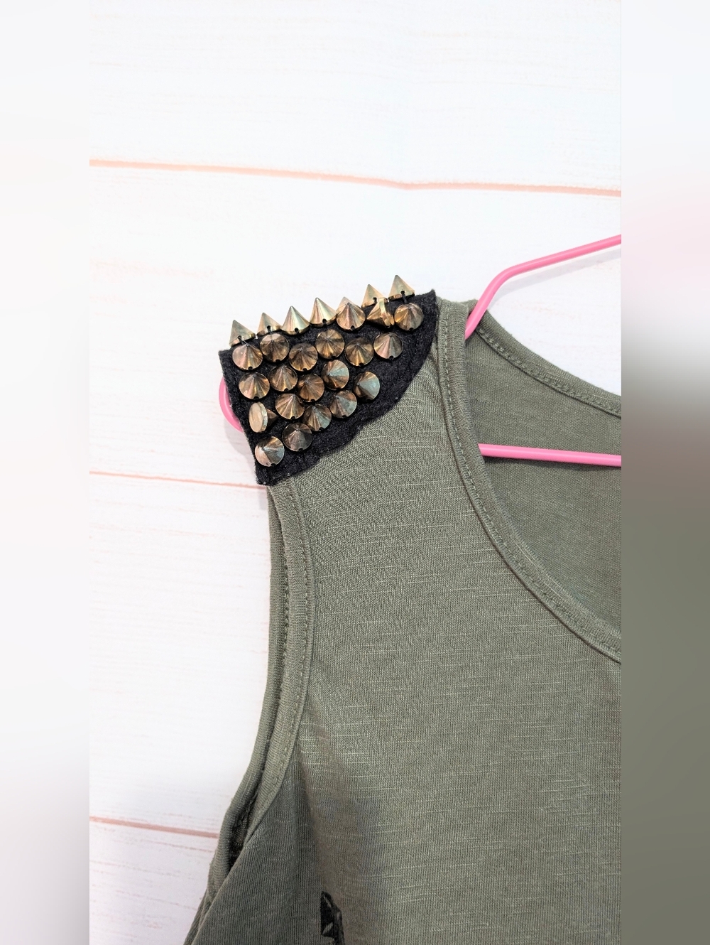 ❤️QED London Olive Green Crown-Print Studded Shoulder Tank 😲😲😲 Size Medium - Picture 3 of 6
